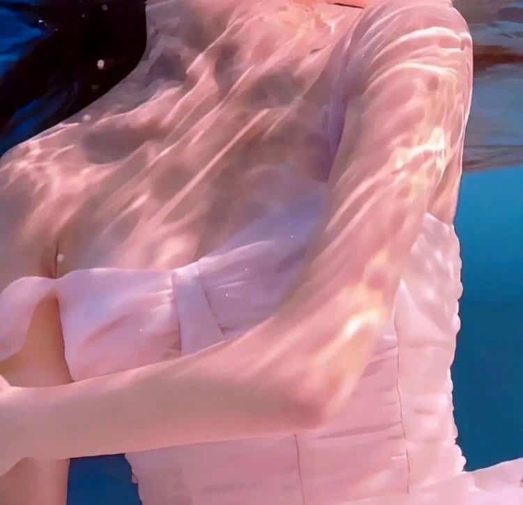 香港街头：霓虹夜色探秘